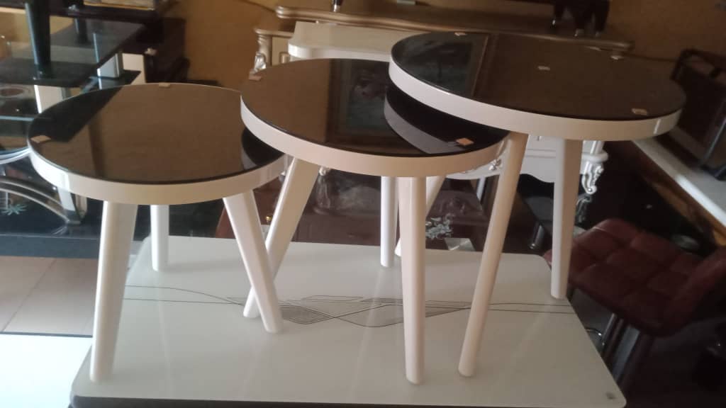 3 PCS OF BROWN ROUND TOP STOOLS WITH 3 WHITE LEGS (1530)