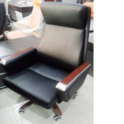 QUALITY DESIGNED BLACK & BROWN ARM EXECUTIVE OFFICE CHAIR - AVAILABLE (ARIN)