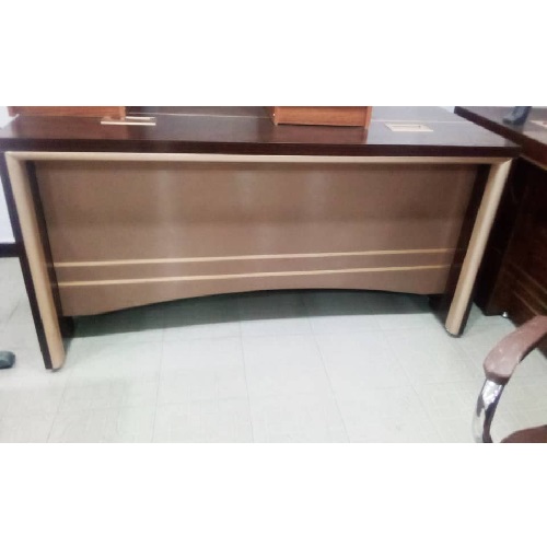 QUALITY 1.8 METER BROWN WITH CREAM COLUR DESIGNED OFFICE TABLE - AVAILABLE (ARIN)