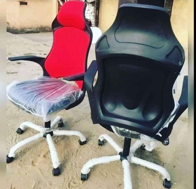 BLACK & RED OFFICE CHAIR WITH HEAD REST AND POINTED OUT ARM (FMAN)