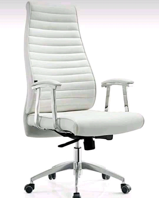 WHITE OFFICE CHAIR WITH ARMS (FMAN)