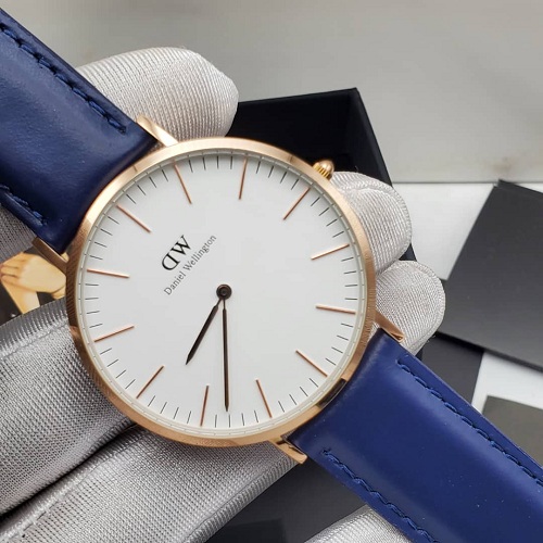 DANIEL WELLINGTON EXCLUSIVE NAVY BLUE LEATHER WRISTWATCH WITH WHITE AND GOLD FACE (SAWW)